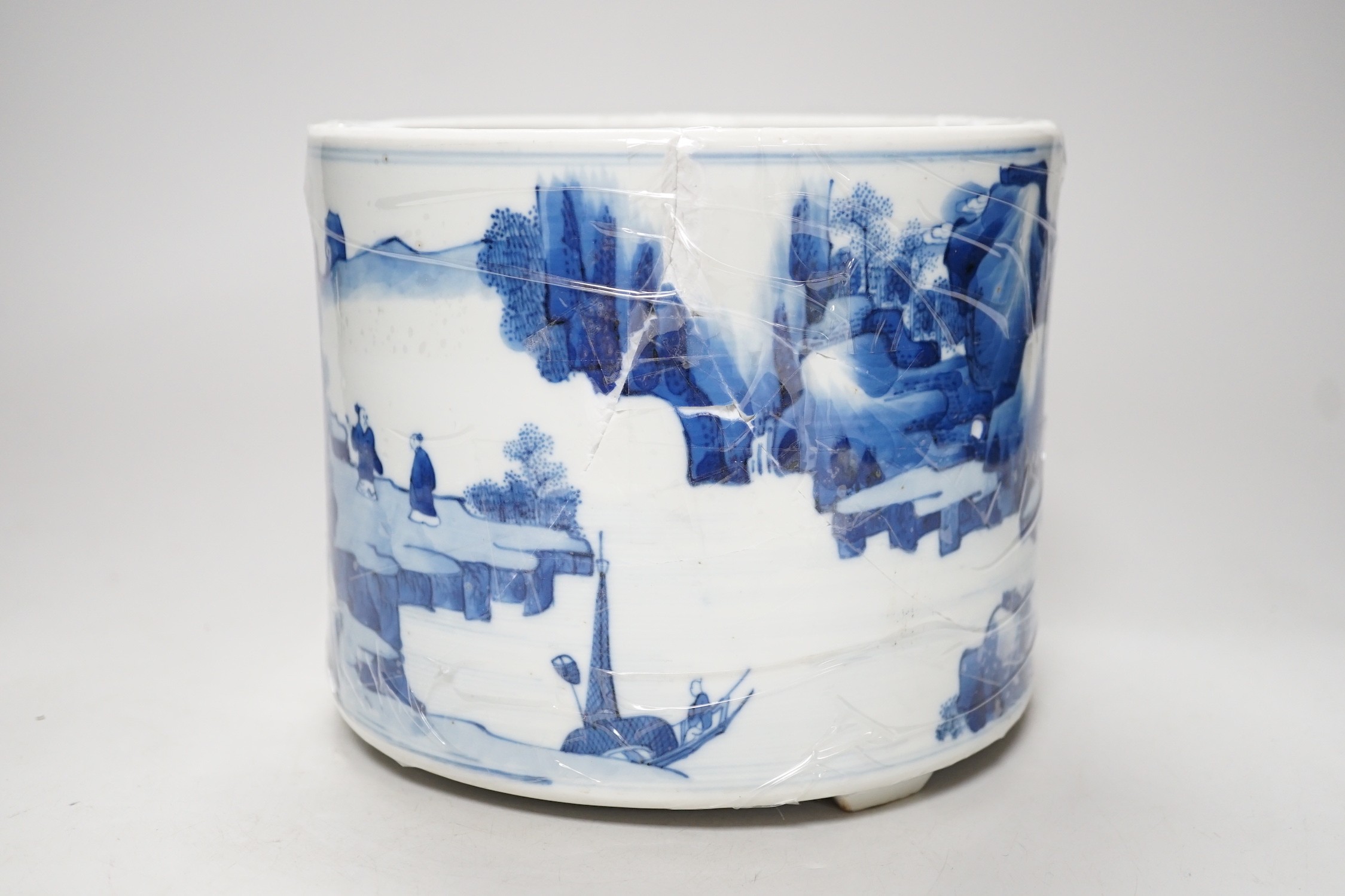 A Chinese blue and white brushpot a.f. 16cm